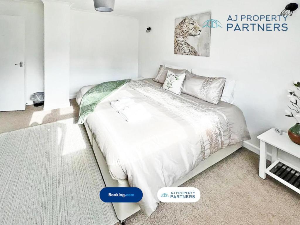 Premium Deal L Hill View Home L Last-Minute Offer L Cheltenham L Aj Properties L Perfect For Short Or Long Stays L 4Beds 4Bedrooms Eksteriør bilde