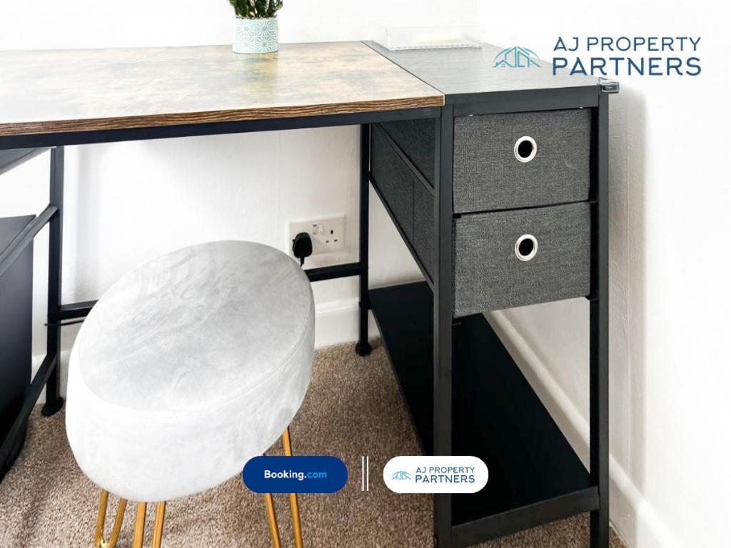 Premium Deal L Hill View Home L Last-Minute Offer L Cheltenham L Aj Properties L Perfect For Short Or Long Stays L 4Beds 4Bedrooms Eksteriør bilde