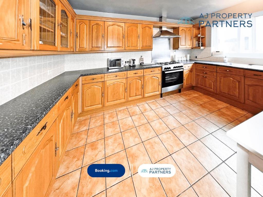Premium Deal L Hill View Home L Last-Minute Offer L Cheltenham L Aj Properties L Perfect For Short Or Long Stays L 4Beds 4Bedrooms Eksteriør bilde