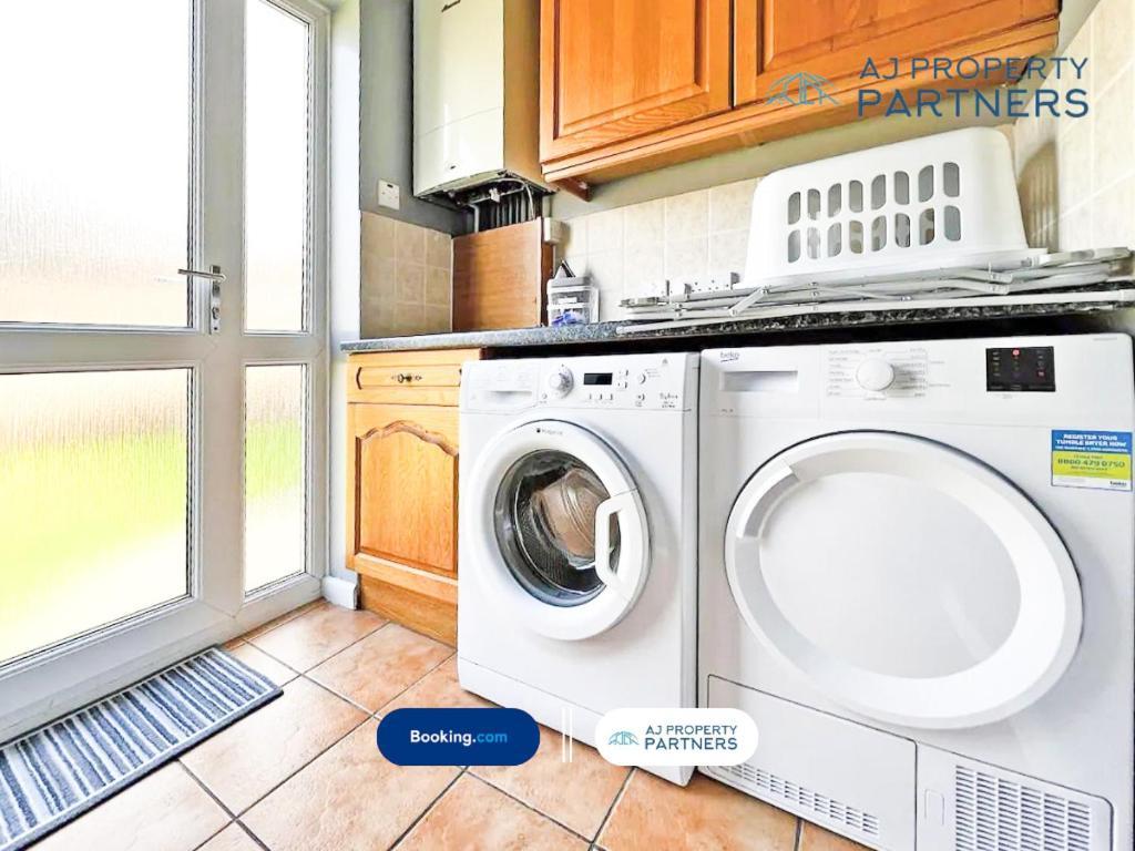 Premium Deal L Hill View Home L Last-Minute Offer L Cheltenham L Aj Properties L Perfect For Short Or Long Stays L 4Beds 4Bedrooms Eksteriør bilde